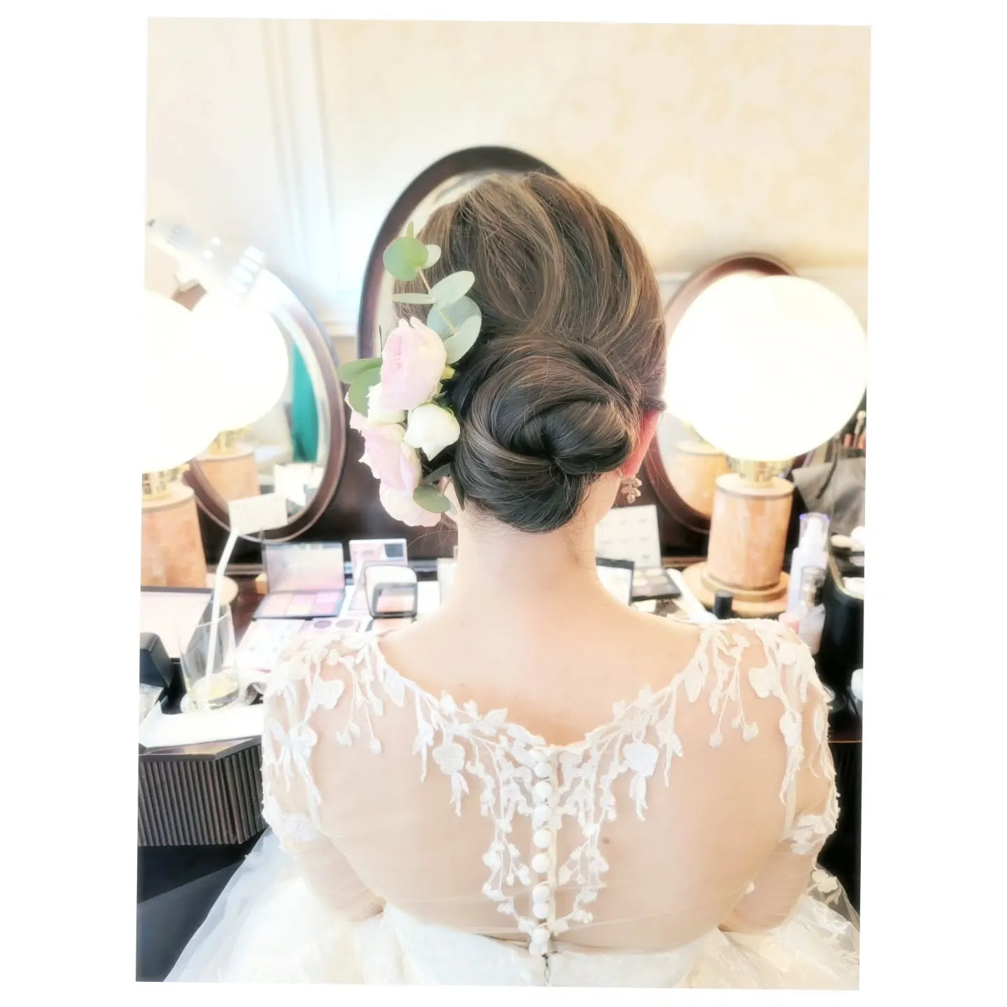 シンプルヘアーでも生花で華やかになりますね✨