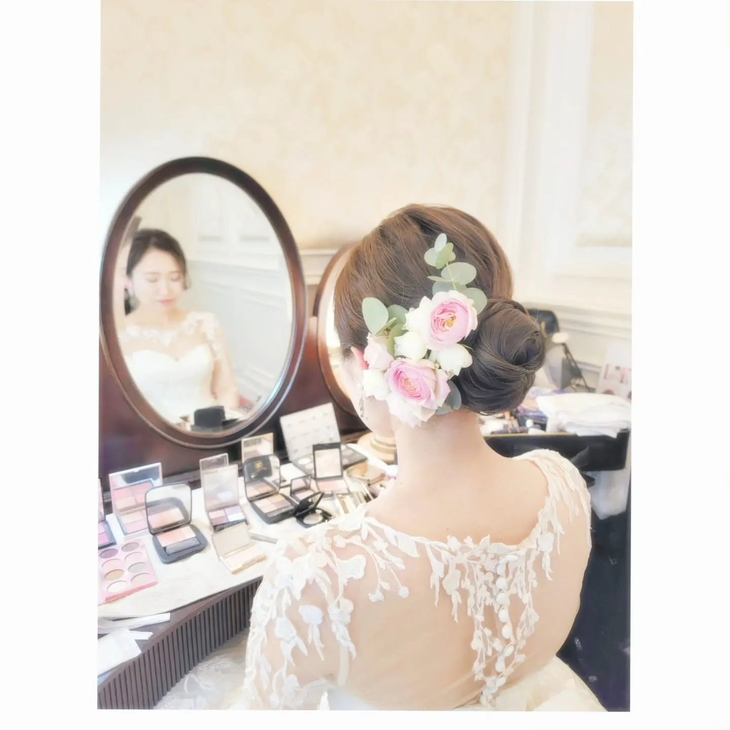 シンプルヘアーでも生花で華やかになりますね✨
