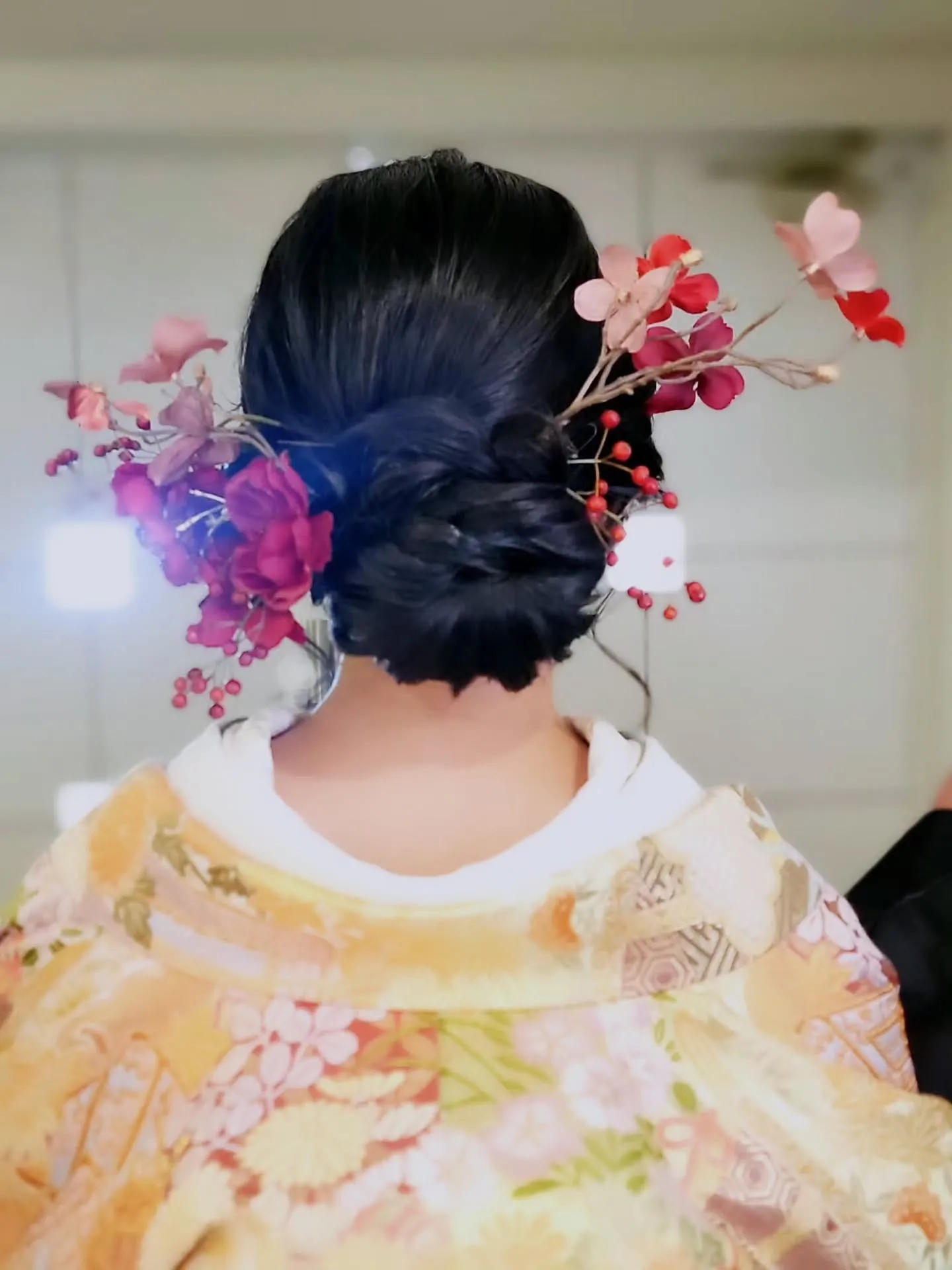 鮮やかなアーティフィシャルフラワーをお持ちされ