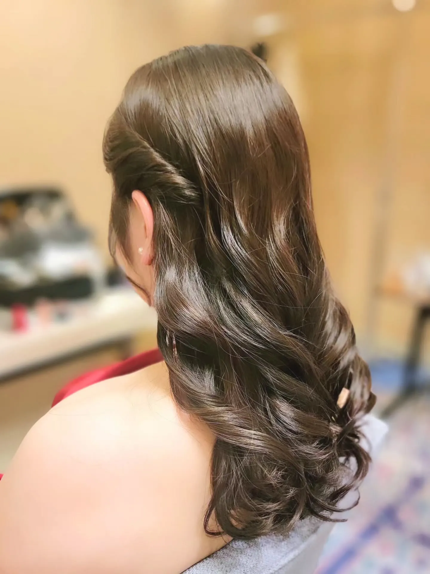 年齢関係なく上品に仕上がるヘアースタイル✨