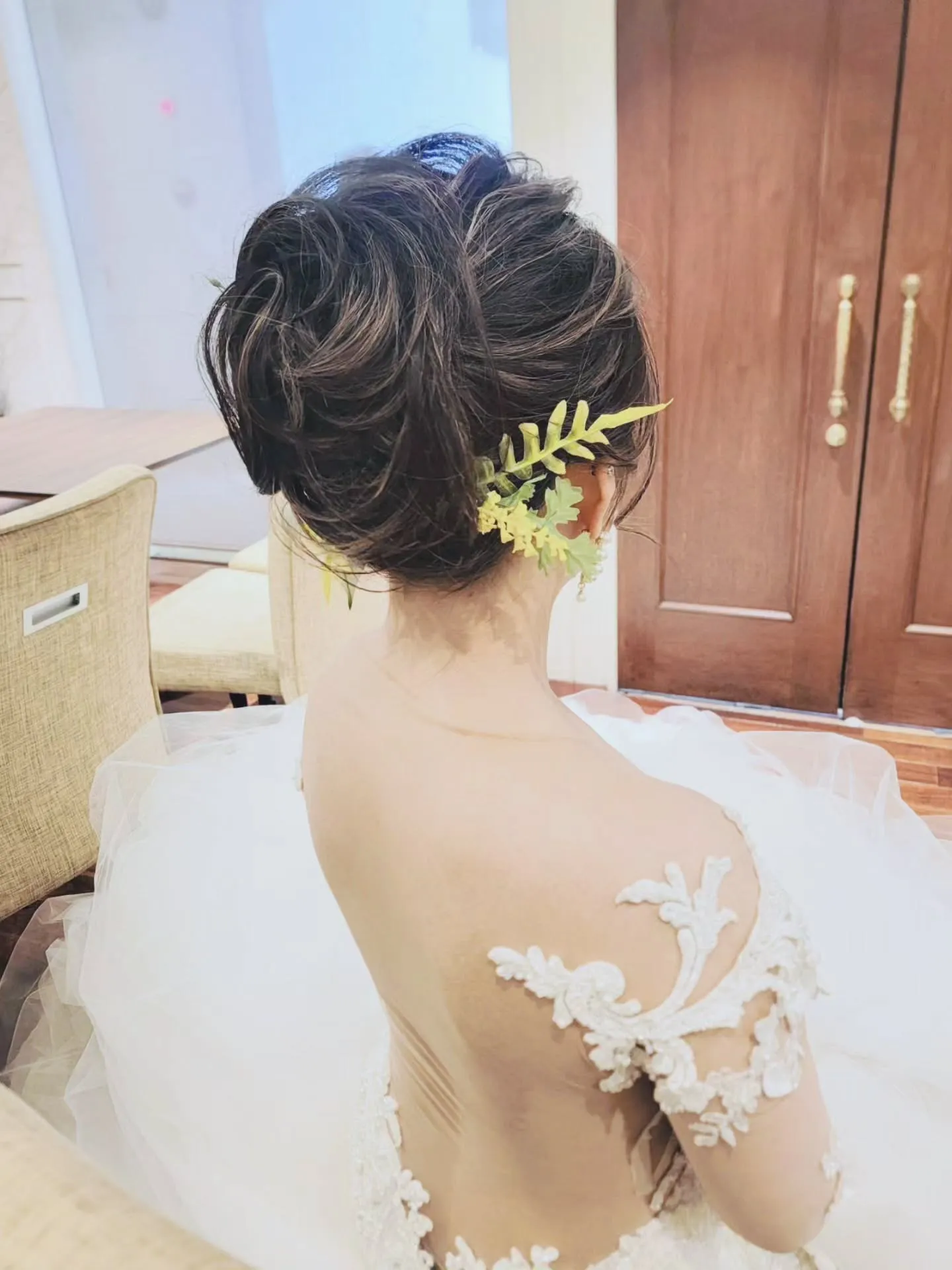 胸元や背中を大胆に露出した