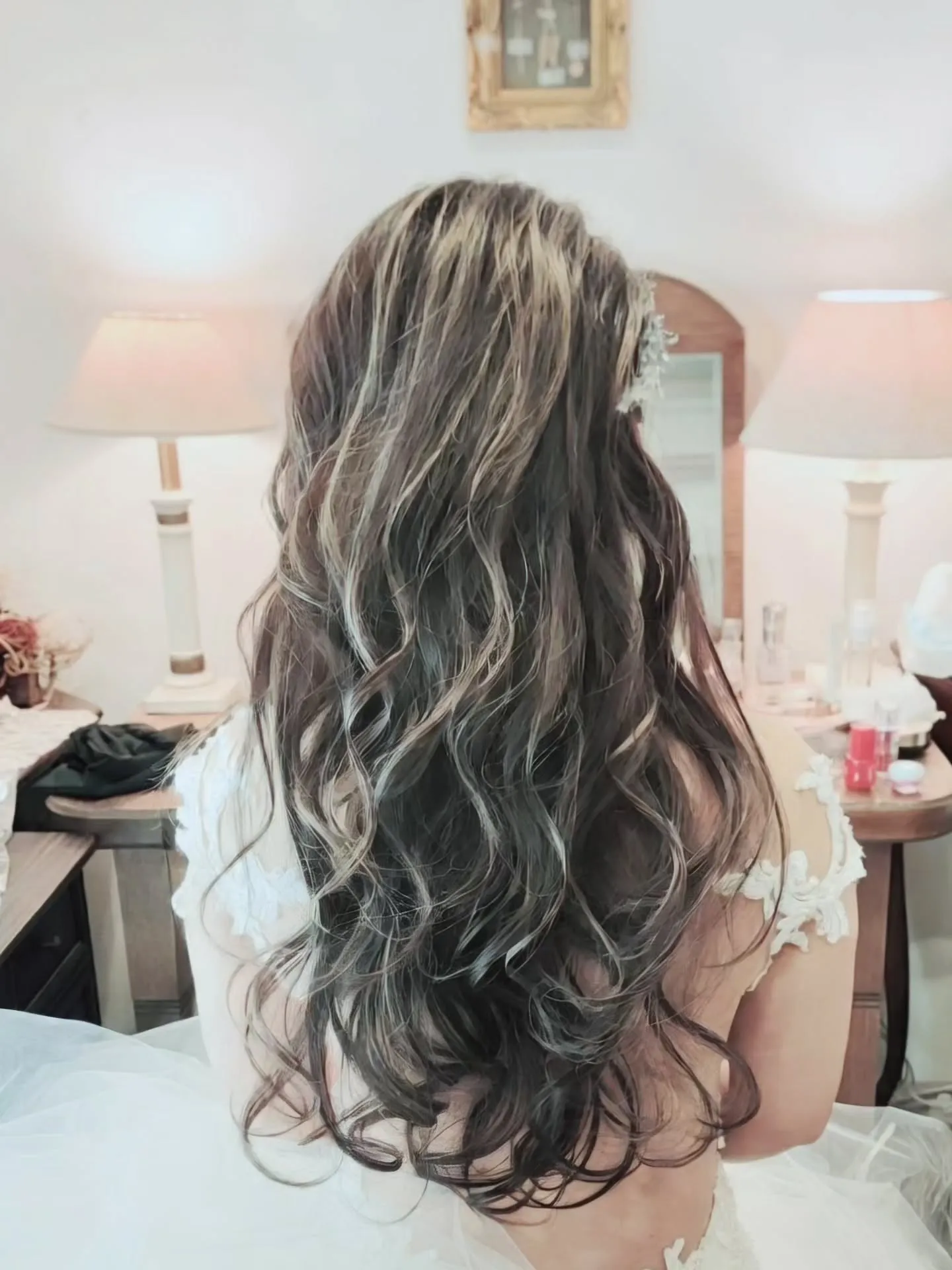 胸元や背中を大胆に露出した