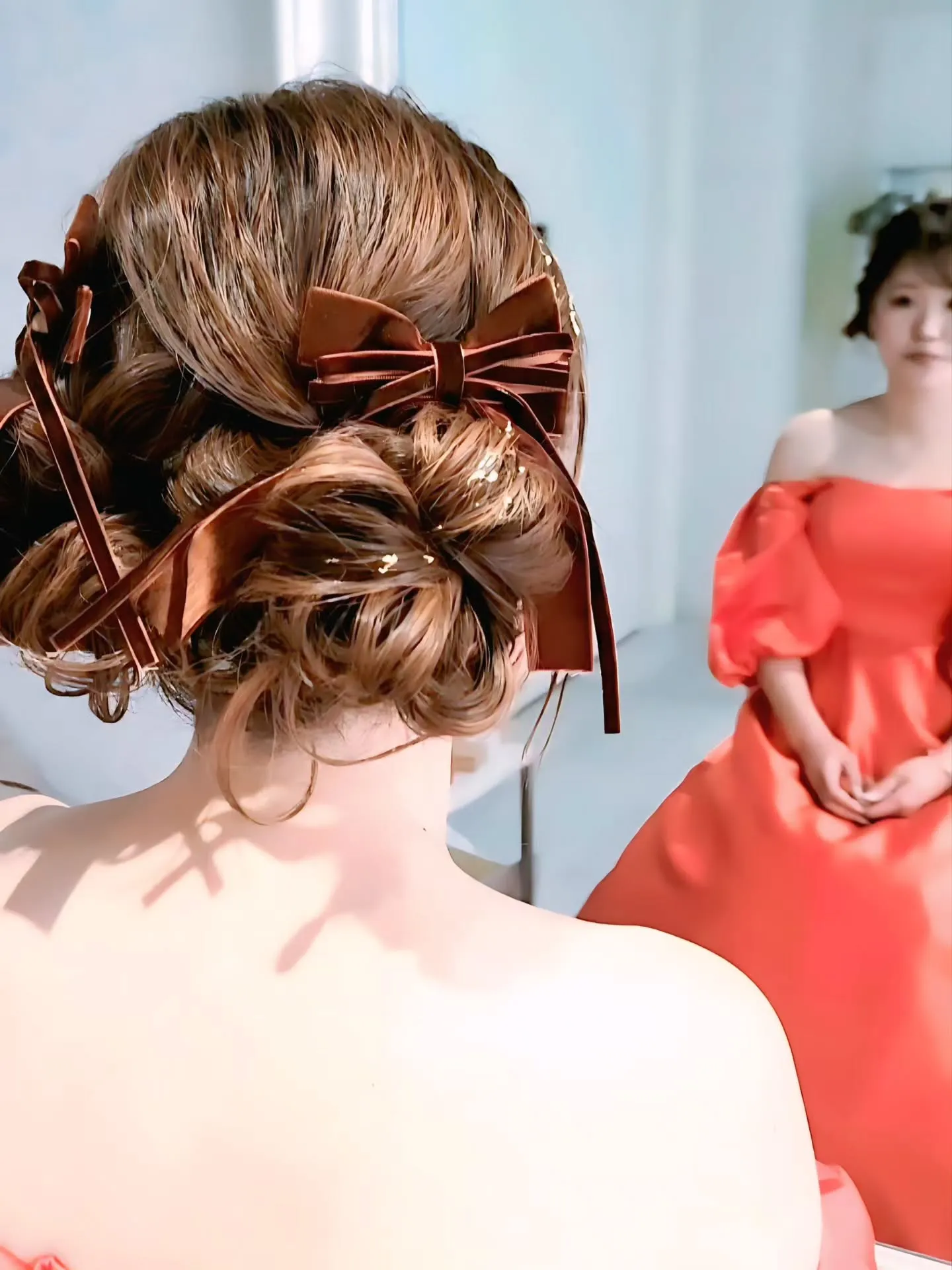 鮮やかなオレンジのドレスがとてもお似合いで😆